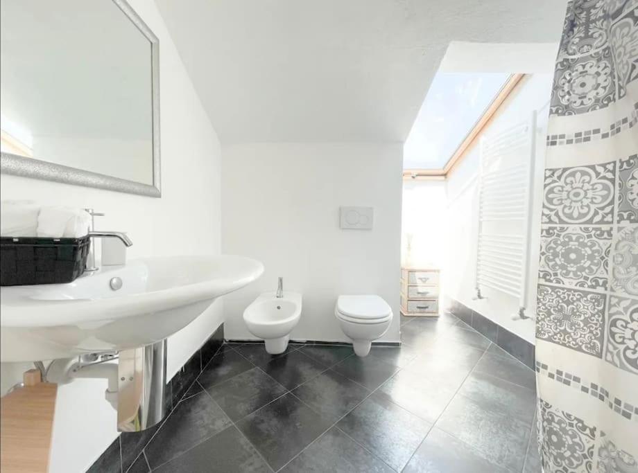Mansarda Vista Mare A Zinola Apartment Savona Luaran gambar